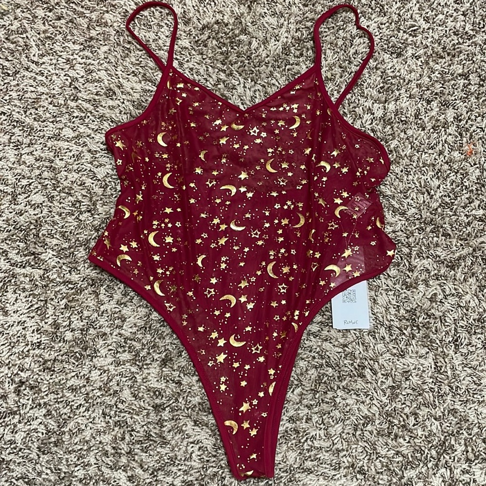 2/$10💕 NWT Romwe Womens Red Gold Mesh Celestial Bodysuit Size Large